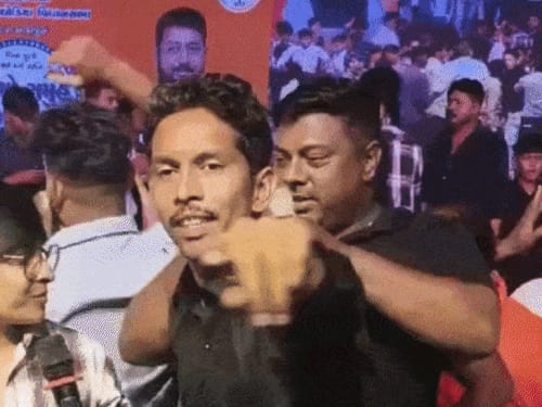वडोदरा के सामूहिक विवाह समारोह में दुष्कर्मी का सम्मान:आरोपी ने मंच पर डांस करते हुए नोट भी उड़ाए