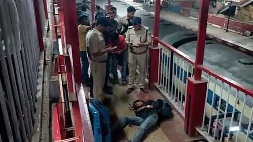 बिहार के आरा रेलवे स्टेशन पर फायरिंग, बाप-बेटी समेत 3 लोगों की मौत