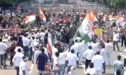 ओडिशा में कांग्रेस कार्यकर्ताओं और पुलिस के बीच झड़प:लाठियां बरसाईं, वाटर कैनन छोड़े; 14 विधायकों के