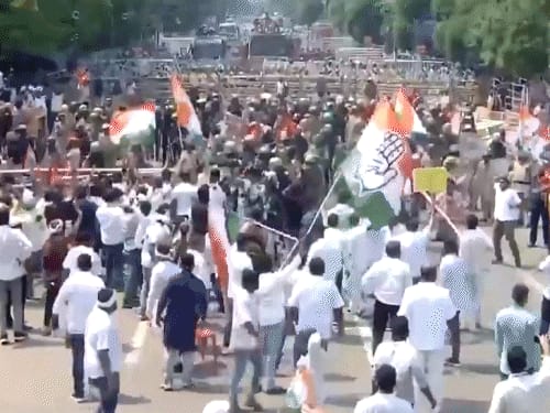 ओडिशा में कांग्रेस कार्यकर्ताओं और पुलिस के बीच झड़प:लाठियां बरसाईं, वाटर कैनन छोड़े; 14 विधायकों के