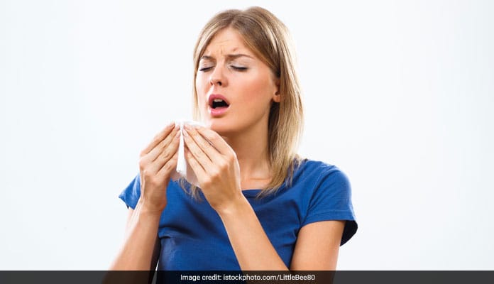जबरदस्ती छींक रोकना कितना खतरनाक? जानिए किन अंगों पर पड़ता है असर