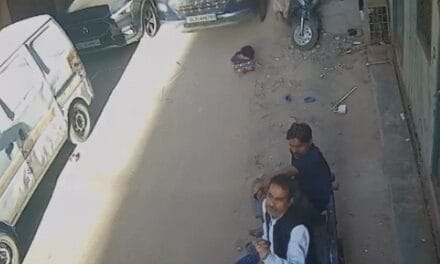 दिल्ली में नाबालिग ने कार से बच्ची को कुचला, Video:2 साल की बच्ची घर के बाहर खेल रही थी; कार मालिक हिरासत