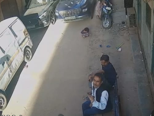 दिल्ली में नाबालिग ने कार से बच्ची को कुचला, Video:2 साल की बच्ची घर के बाहर खेल रही थी; कार मालिक हिरासत