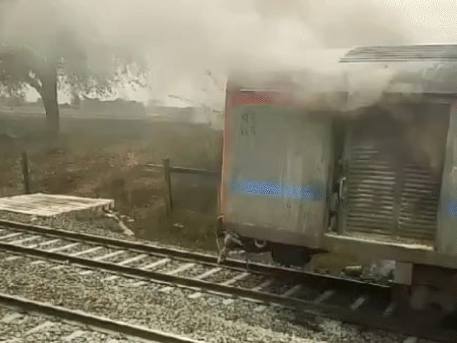 अहमदाबाद-बरौनी एक्सप्रेस में आग:इटारसी के पास सवा घंटे खड़ी रही ट्रेन; आग वाली बोगी को अलग कर रवाना