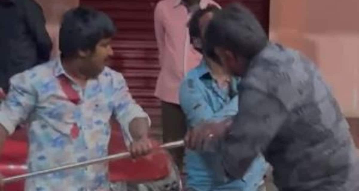 कर्नाटक में 500 रुपये को लेकर ऑटो चालकों में झगड़ा, एक-दूसरे पर रॉड से किया हमला