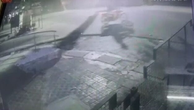 रेस लगा रही 'भारत सरकार' लिखी इनोवा ने बाइक सवार को मारी टक्कर, मौके पर ही हुई मौत