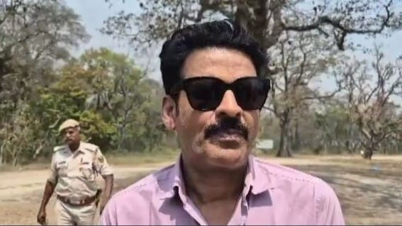 बिहार: 'यह मेरी मिट्टी, मेरी लड़ाई है', अपने गांव की समस्या देख भावुक हुए अभिनेता मनोज वाजपेयी