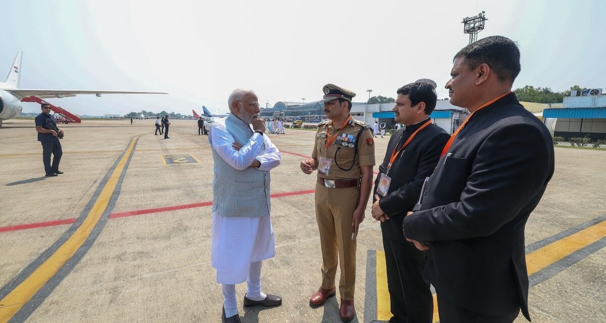 एयरपोर्ट पर उतरते ही काशी के 3 बड़े अफसरों से क्या पूछते रहे PM मोदी, जानें इनसाइड स्टोरी