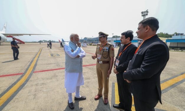 एयरपोर्ट पर उतरते ही काशी के 3 बड़े अफसरों से क्या पूछते रहे PM मोदी, जानें इनसाइड स्‍टोरी