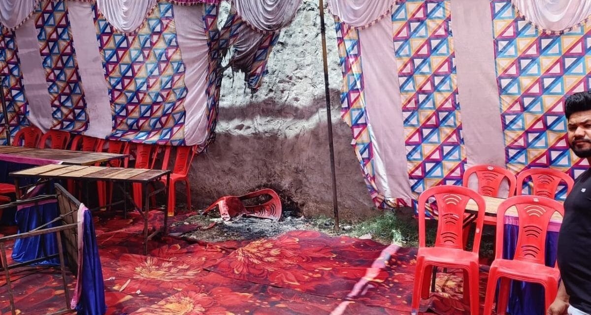 दावत में नहीं बुलाया तो बिफरे पड़ोसी… पंडाल में घुसकर की तोड़फोड़, लगाई आग, लोगों को पीटा