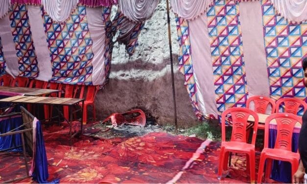 दावत में नहीं बुलाया तो बिफरे पड़ोसी… पंडाल में घुसकर की तोड़फोड़, लगाई आग, लोगों को पीटा