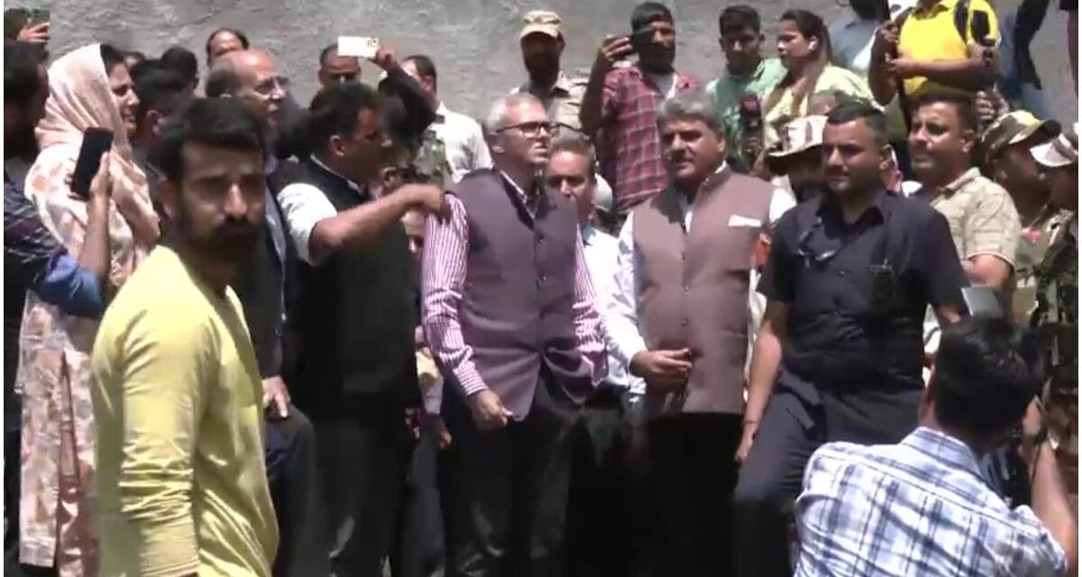 रामबन में CM उमर अब्दुल्ला का आपदा पीड़ितों ने किया घेराव, राहत कार्यों में देरी पर जताई नाराजगी