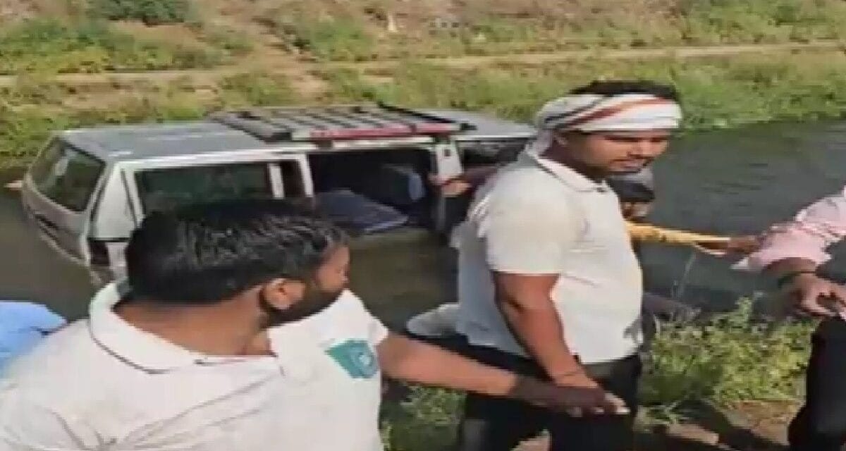 नोएडा: अनियंत्रित होकर बड़े नाले में जा गिरी स्कूल की वैन, 10 बच्चे घायल