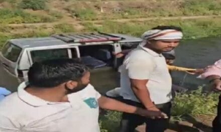 नोएडा: अनियंत्रित होकर बड़े नाले में जा गिरी स्कूल की वैन, 10 बच्चे घायल