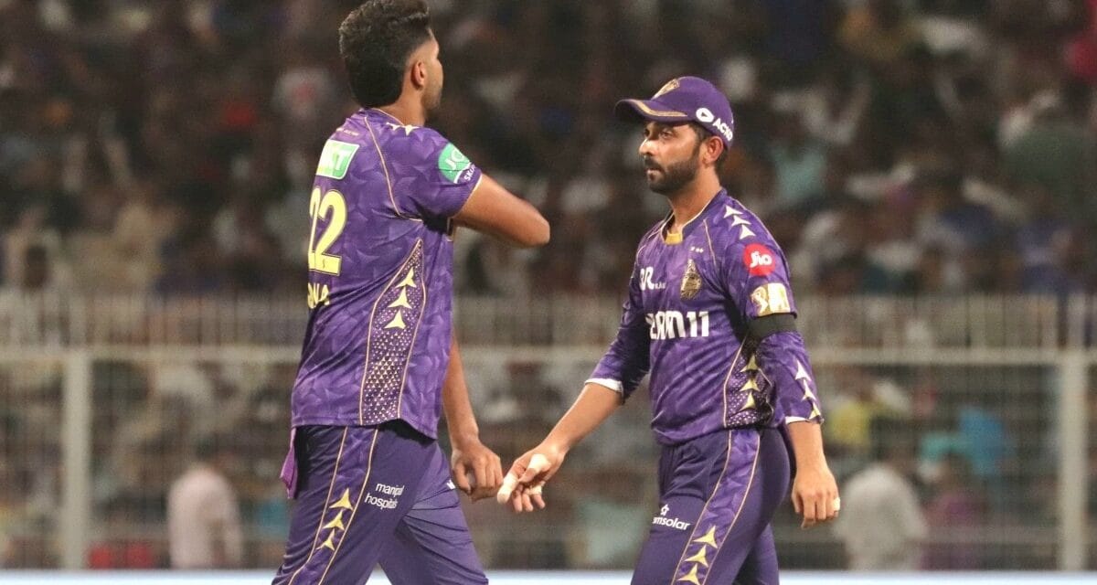 KKR vs PBKS: काली पट्टी बांधकर उतरे खिलाड़ी, रखा एक मिनट का मौन