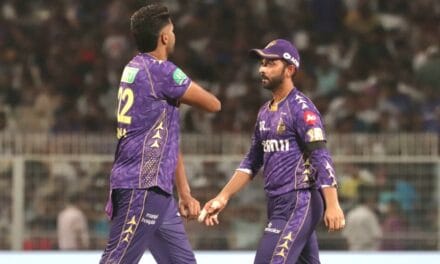 KKR vs PBKS: काली पट्टी बांधकर उतरे खिलाड़ी, रखा एक मिनट का मौन