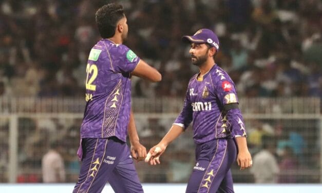 KKR vs PBKS: काली पट्टी बांधकर उतरे खिलाड़ी, रखा एक मिनट का मौन