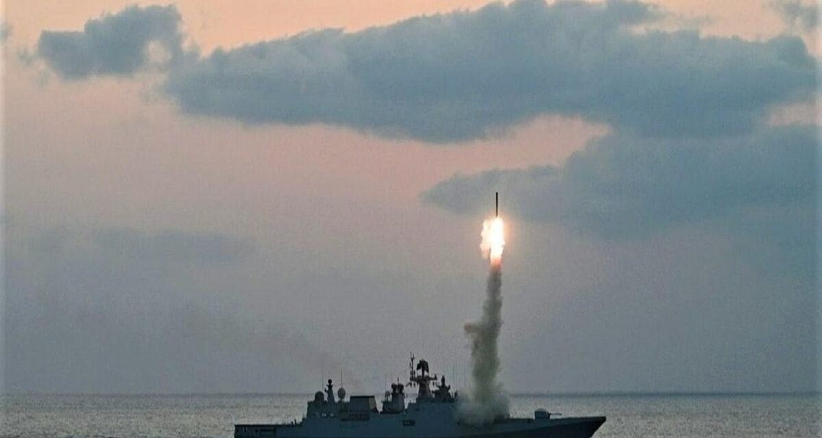पहलगाम हमले के बाद Indian Navy का वॉर प्लान, लंबी दूरी तक हमले के लिए कर रहे युद्धाभ्यास