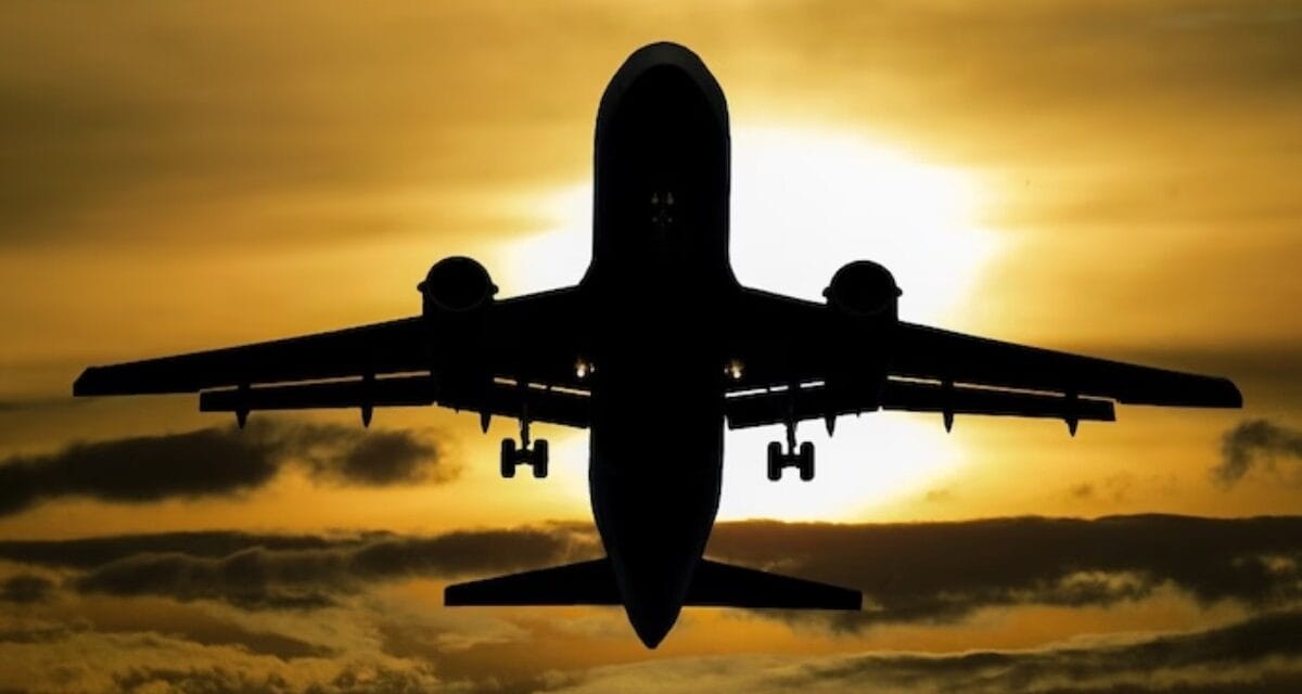 भारत से तनाव के बीच डरा पाकिस्तान, PIA ने कैंसिल कीं PoK की सभी फ्लाइट्स