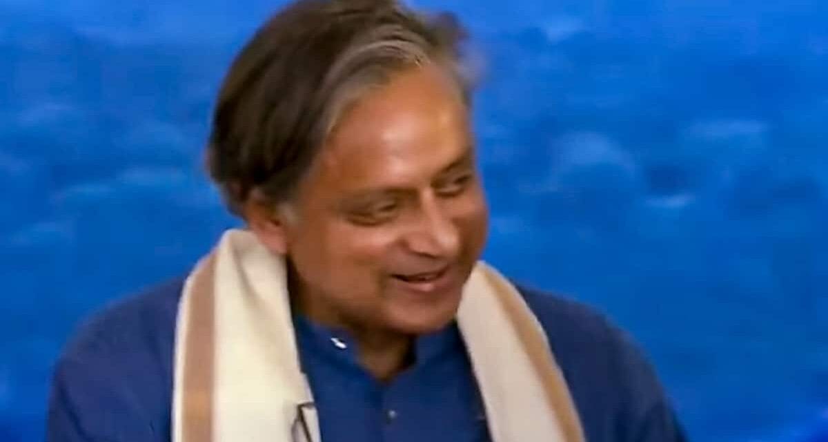 मंच पर बैठे थे थरूर और केरल के सीएम, पीएम मोदी ने चुटकी लेते हुए बोला मैसेज तो पहुंच गया
