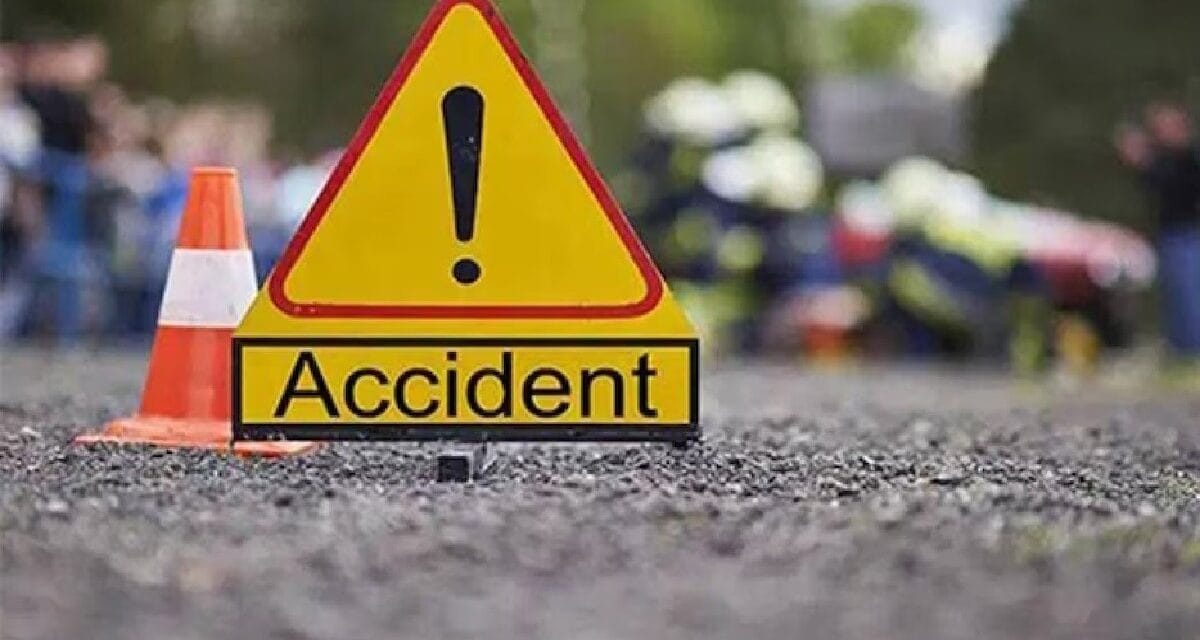 UP: महराजगंज में दो मोटरसाइकिलों की आमने-सामने की टक्कर, 2 लोगों की मौत