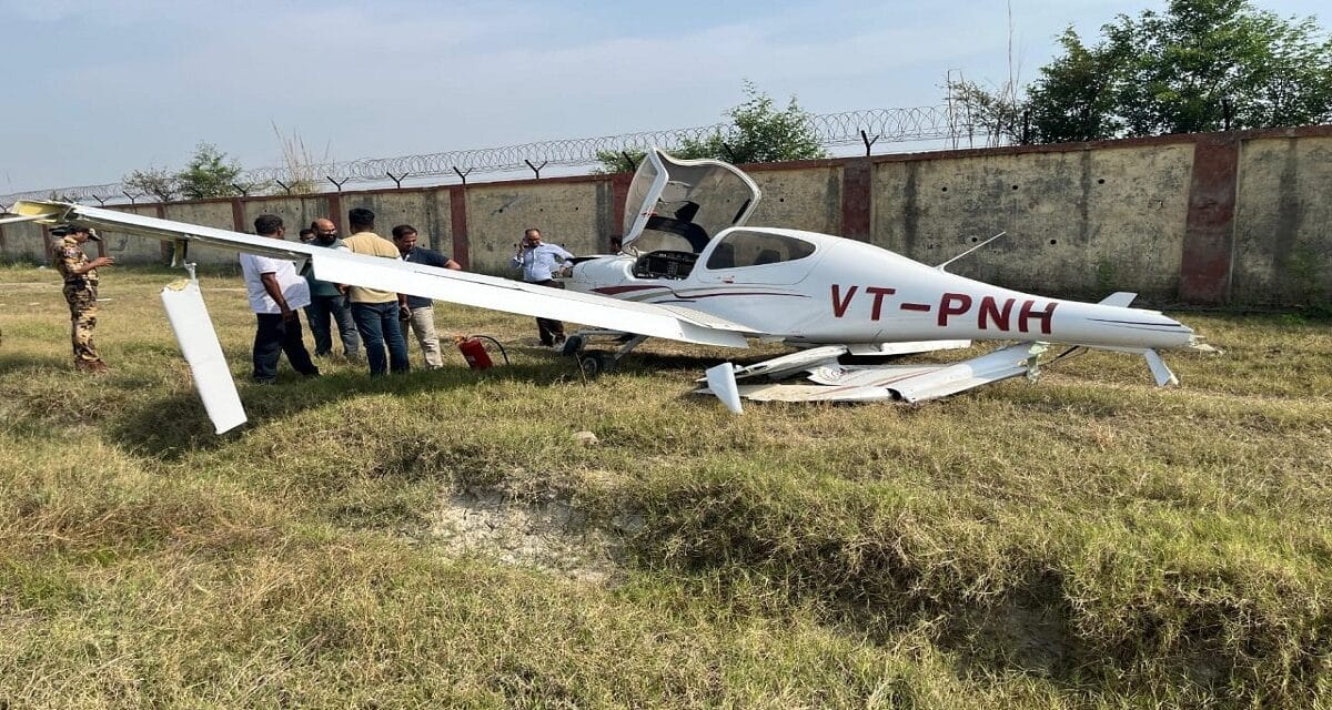 अलीगढ़ में लैंडिंग के समय दीवार से टकराया एयरक्राफ्ट, पायलट ने कूदकर बचाई जान