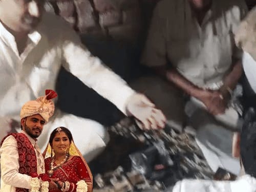 हरियाणा में दूल्हे ने दहेज के 11 लाख लौटाए:मंडप में ही दुल्हन के ताऊ के हाथ में पकड़ाए; घरेलू सामान भी