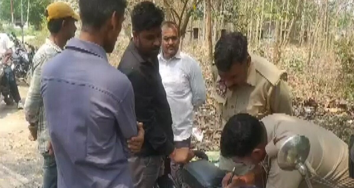 पत्नी को प्रेमी के साथ आपत्तिजनक हालत में देख भड़का पति, फावड़े से किया हमला, प्रेमी की मौत