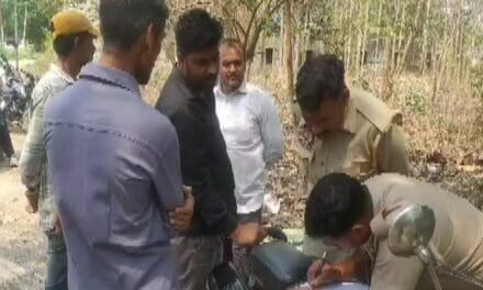 पत्नी को प्रेमी के साथ आपत्तिजनक हालत में देख भड़का पति, फावड़े से किया हमला, प्रेमी की मौत