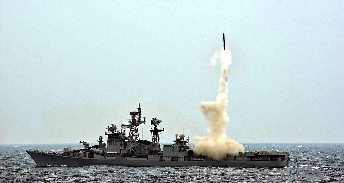 पाक के खिलाफ नेवी का पश्चिमी बेड़ा एक्टिव, INS Vikrant का कराची पर कहर