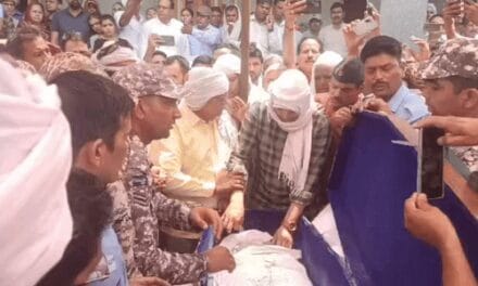 वीरांगना ने रोते हुए शहीद पति का चेहरा थपथपाया:तिरंगा यात्रा घर पहुंची तो मां बेटे की पार्थिव देह