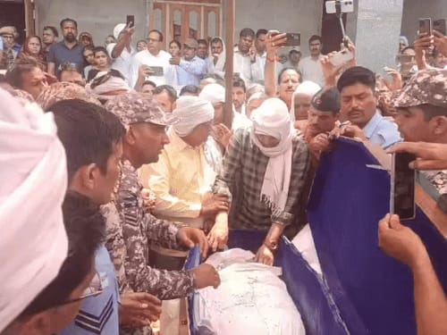 वीरांगना ने रोते हुए शहीद पति का चेहरा थपथपाया:तिरंगा यात्रा घर पहुंची तो मां बेटे की पार्थिव देह