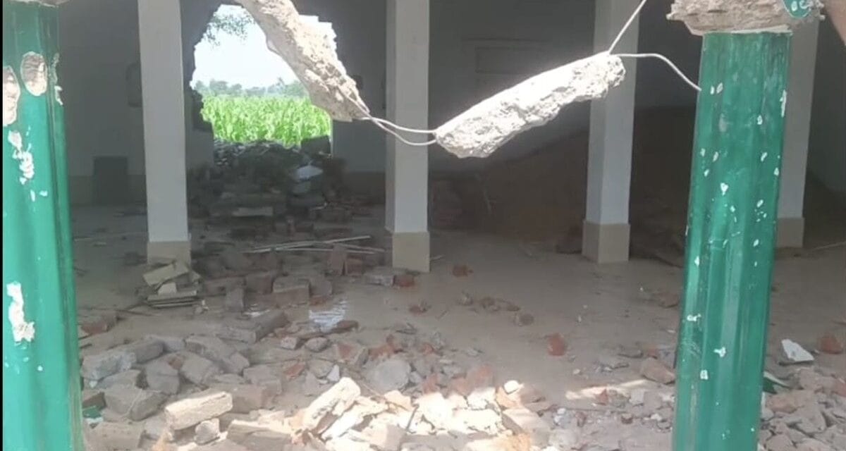 खेती के लिए मिली जमीन पर बना दी मस्जिद, नोटिस मिली तो खुद चलाया हथौड़ा