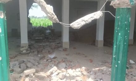 खेती के लिए मिली जमीन पर बना दी मस्जिद, नोटिस मिली तो खुद चलाया हथौड़ा