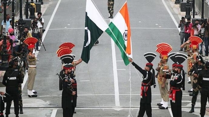 'सीजफायर अनिश्चितकाल तक जारी, अफवाहों पर ना दें ध्यान…', भारत-पाक संघर्षविराम पर आया सेना का बय