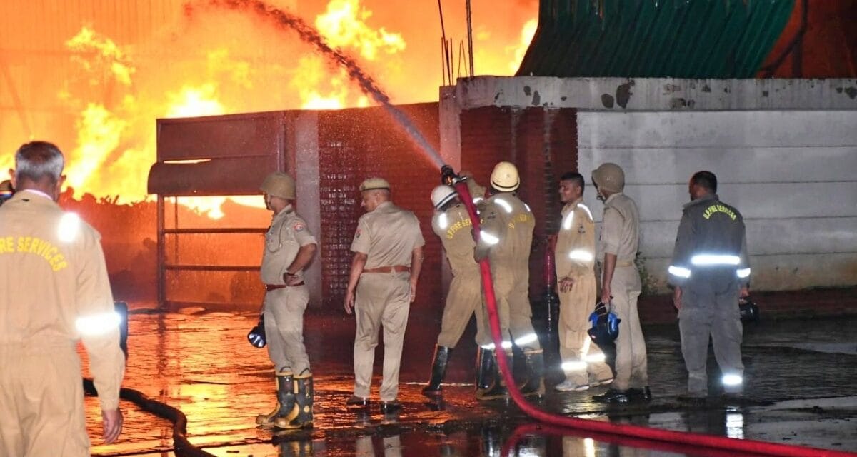 बदायूं में आंधी-तूफान का कहर… मिंट ऑयल फैक्ट्री में लगी भीषण आग, 250 वर्कर थे मौजूद