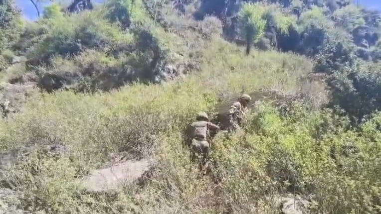 J-K: किश्तवाड़ में लगातार दूसरे दिन सेना का ऑपरेशन जारी, जंगलों में छिपे आतंकियों को तलाश रहे जवान
