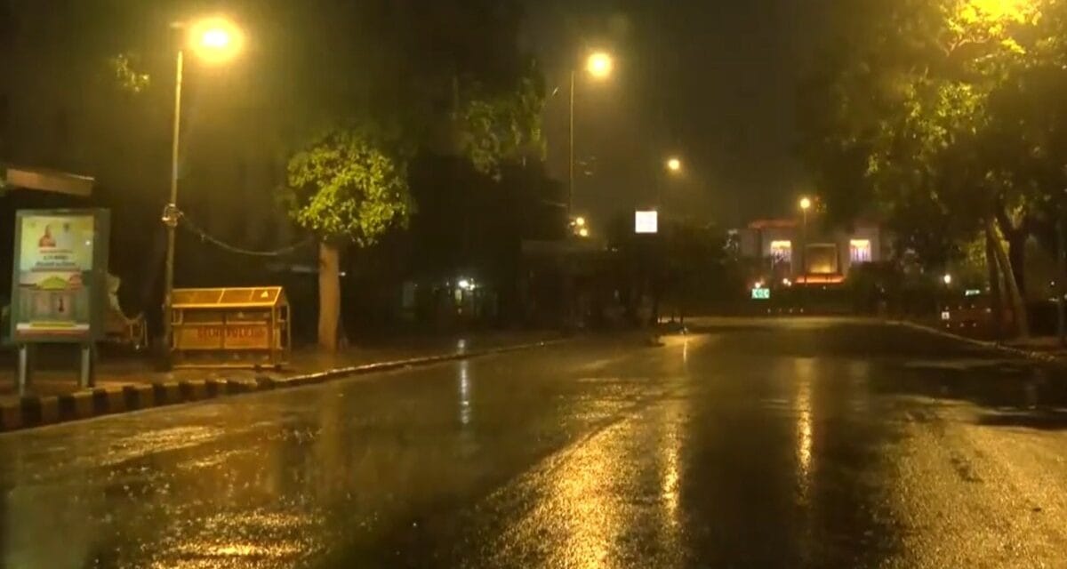 दिल्ली-NCR में मौसम ने ली करवट… तेज हवाओं के साथ भारी बारिश, IMD ने जारी किया था रेड अलर्ट