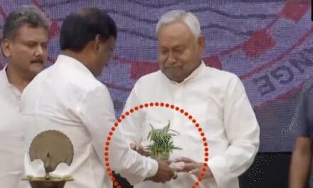 नीतीश ने ACS के सिर पर रखा गमला,VIDEO:नियुक्ति पत्र वितरण कार्यक्रम में पहुंचे थे मुख्यमंत्री; स्वागत म