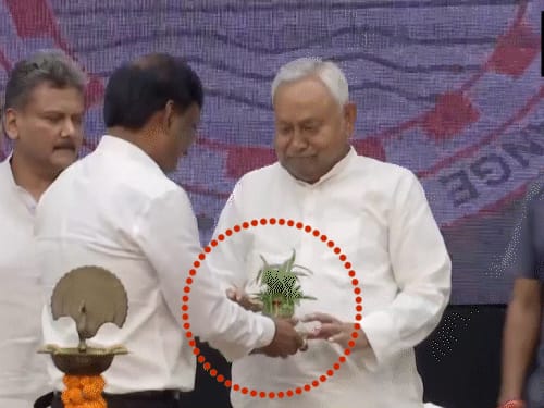 नीतीश ने ACS के सिर पर रखा गमला,VIDEO:नियुक्ति पत्र वितरण कार्यक्रम में पहुंचे थे मुख्यमंत्री; स्वागत म