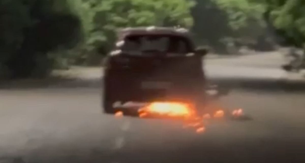 दबंगों ने युवक पर किया जानलेवा हमला, फिर बाइक को कार से 1 किलोमीटर तक घसीटा, Video