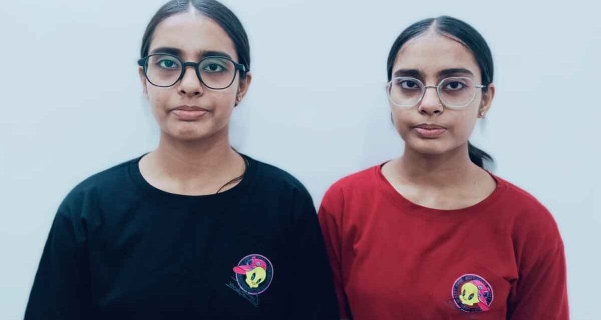 चर्चा में बस कंडक्टर की जुड़वां बेटियां, 10वीं बोर्ड में दोनों के आए एक जैसे नंबर