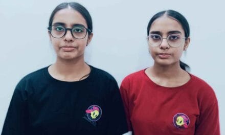 चर्चा में बस कंडक्टर की जुड़वां बेटियां, 10वीं बोर्ड में दोनों के आए एक जैसे नंबर