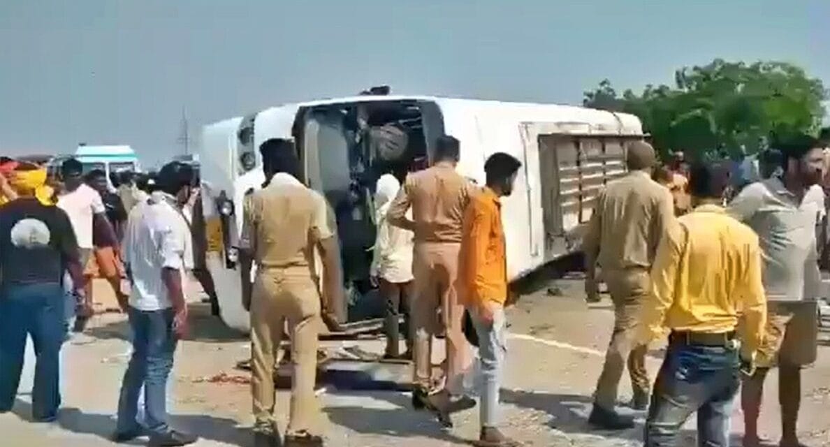 जौनपुर में डिवाइडर से टकराने के बाद पलटी बस, 5 यात्रियों की मौत, दर्जनभर घायल