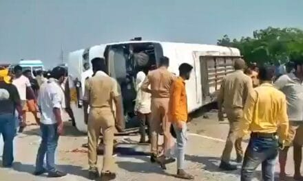 जौनपुर में डिवाइडर से टकराने के बाद पलटी बस, 5 यात्रियों की मौत, दर्जनभर घायल