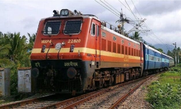आगरा-मथुरा रूट पर तीन ट्रेनों पर पथराव, दो घायल, मोबाइल लूटने की थी साजिश