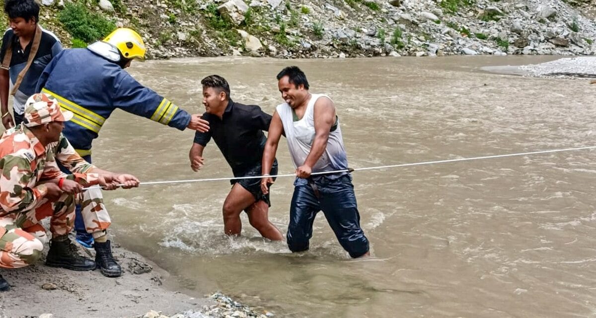सिक्किम में बारिश का कहर: लैंडस्लाइड से सड़क बंद, 500 से ज्यादा पर्यटक फंसे