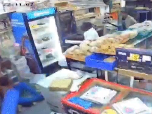 कर्नाटक में धारदार हथियारों से शख्स की सरेआम हत्या:घटना CCTV में कैद; 7 लोग बेकरी के अंदर घुसे, दौड़ा-द