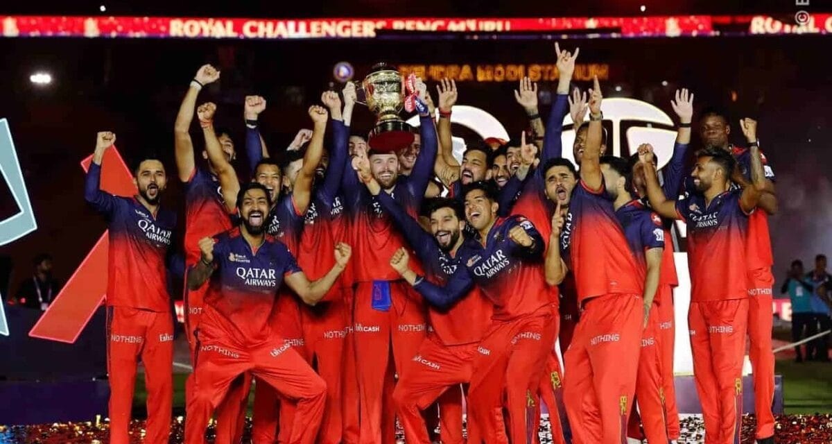 कुछ देर में शुरू होगी RCB की विक्ट्री परेड, बेंगलुरु की सड़कों पर उमड़े फैंस