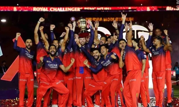 कुछ देर में शुरू होगी RCB की व‍िक्ट्री परेड, बेंगलुरु की सड़कों पर उमड़े फैंस